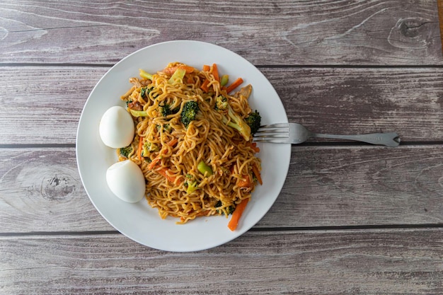 Pittige Thaise Noodles geserveerd met gekookte eieren