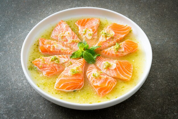 Pittige Verse Zalm Rauw in Zeevruchten Saladesaus