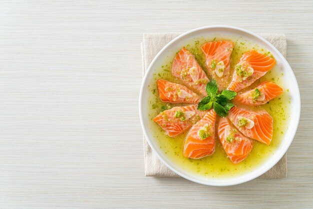 Foto pittige verse zalm rauw in zeevruchten saladesaus