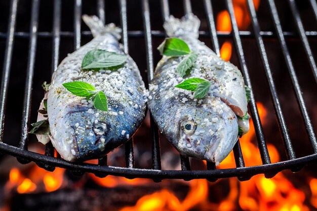 Pittige vis op de grill geroosterd met zout en kruiden