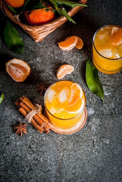 Pittige winter mandarijn Cocktail met wodka, verse mandarijnen, kaneel en anijs, op donkere achtergrond, kopie ruimte bovenaanzicht