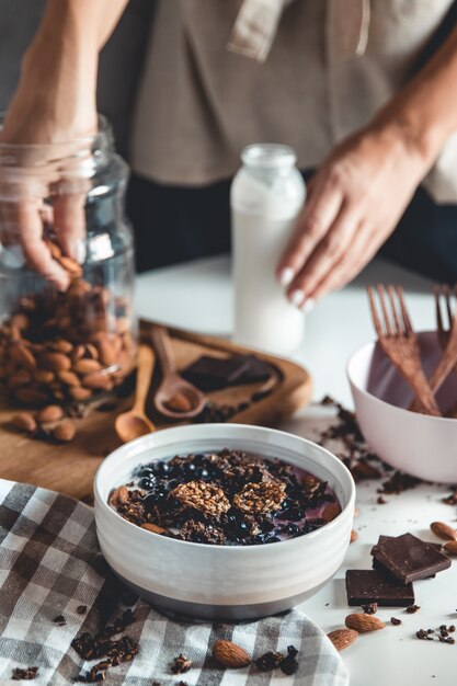 Pittige yoghurt met granola, gedroogde bessen, noten, amandelen, kruiden. kaneel, anijs