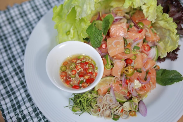 Pittige Zalmsalade met Thaise Kruiden in pittig met pikante Thaise salade-ingrediënten en diverse kruiden.
