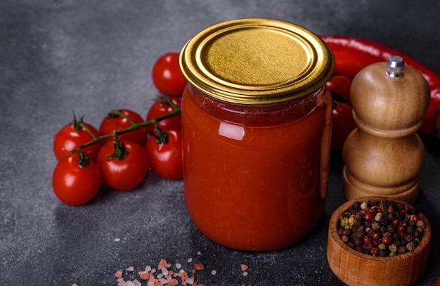 Pittige zoete tomatensaus met knoflookpeper en kruiden in een glazen potje