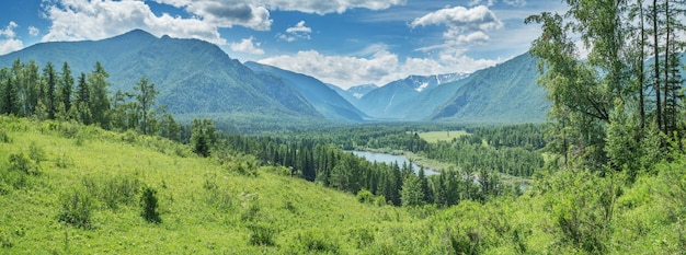 Pittoresk bergdal op een zonnige zomerdag panoramisch uitzicht