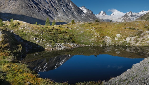 Pittoresk bergmeer op een zonnige dag met reflectie