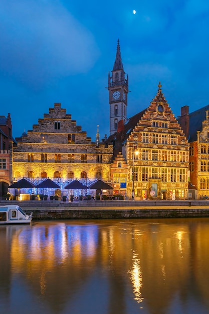 Pittoresk middeleeuws gebouw en klokkentoren op de kade Graslei in de rivier de Leie in de stad Gent in de ochtend, België