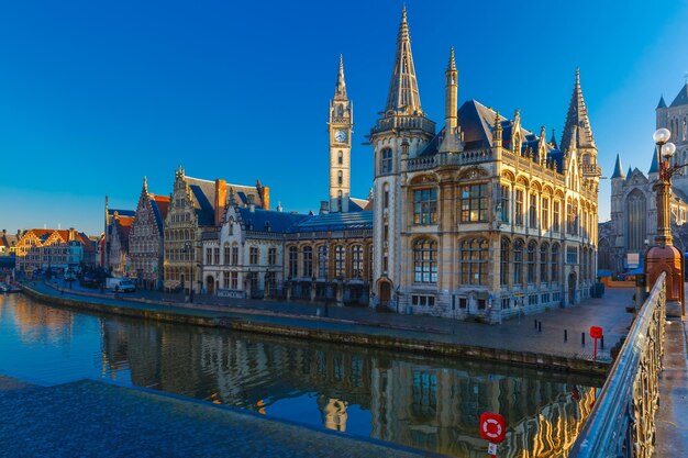Pittoresk middeleeuws gebouw en Postpaleis op de kade Graslei in de rivier de Leie in de stad Gent in de ochtend, België