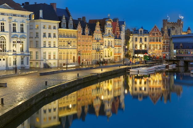 Pittoresk middeleeuws gebouw op de kaai korenlei in de rivier de leie bij gent bij avond belgië