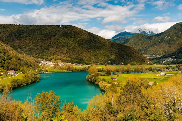 Pittoresk Most Na Soci-meer en dorp in Slovenië in Fall