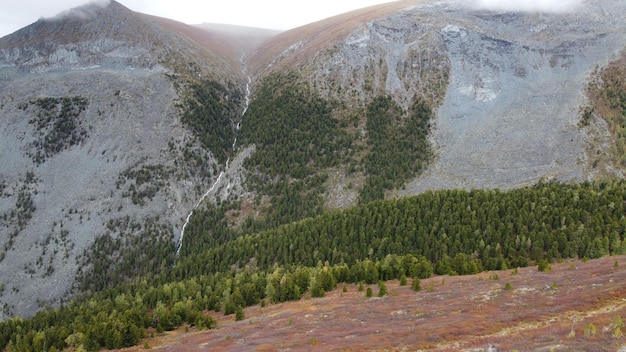 Pittoresk prachtig uitzicht in de bergen Bergstromende stroom Verbazingwekkend landschap van de bergketen tussen kleurrijke heuvels Herfstseizoen in de bergen stock foto