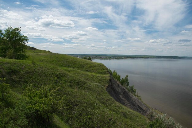 Pittoresk rivierlandschap Zomer Zonnige dag Volga River