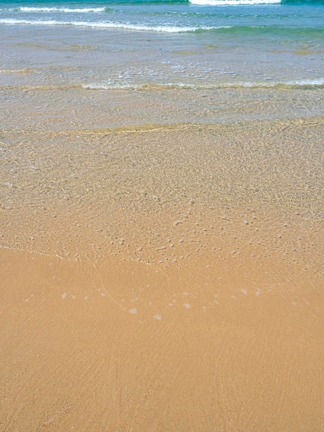 Pittoresk strandlandschap aan de kust van Cadiz, Spanje Oranje zand turquoise zee