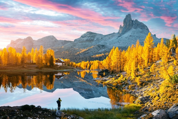 Pittoresk uitzicht op Federa Lake in zonsopgangtijd