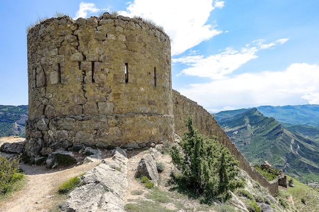 Pittoresk uitzicht op het Gunib-fort Een beschermende muur Rusland Dagestan juni 2021