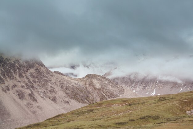 Pittoreske bergen van Alaska in de zomer. Met sneeuw bedekte massieven, gletsjers en rotsachtige toppen.