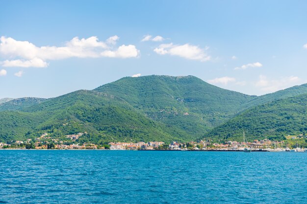 Pittoreske Boka Kotor-baai tijdens goed zonnig weer.