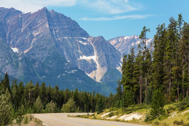 Pittoreske Canadese bergen in de zomer