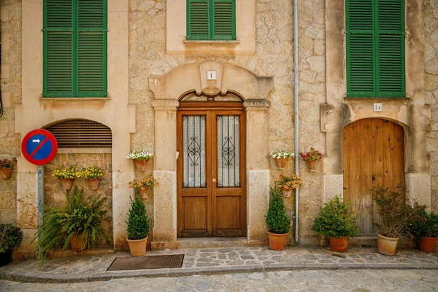 Pittoreske en bloemrijke ingang van een traditioneel huis in Valldemossa Mallorca Spanje