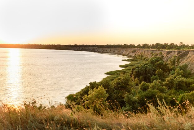 Pittoreske helling van de zeekust op een warme zomerdag. Prachtig landschap