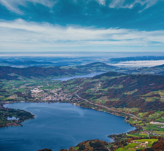 Pittoreske herfst Alpen bergmeren uitzicht vanuit Schafberg gezichtspunt Salzkammergut Opper-Oostenrijk Mooie reizen wandelen seizoensgebonden en natuur schoonheid concept scène