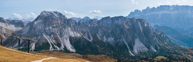 Pittoreske herfst Alpen bergscène Uitzicht vanaf de beroemde Italiaanse Dolomieten Seceda rots Sass Rigais Sudtirol Italië