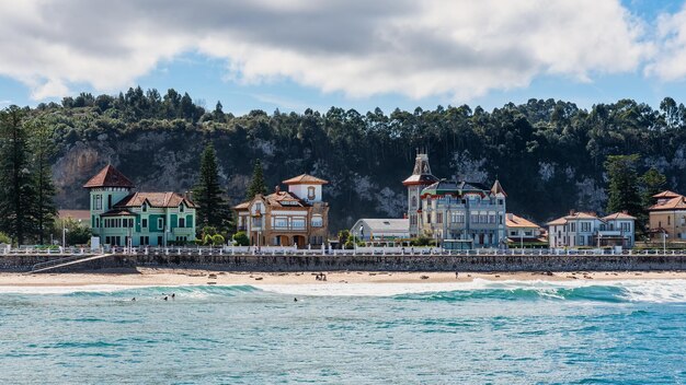 Pittoreske huizen aan zee naast het strand in het noorden van Spanje Ribadesella Asturias