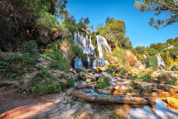 Pittoreske Kravice-watervallen in het Nationaal Park van Bosnië en Herzegovina