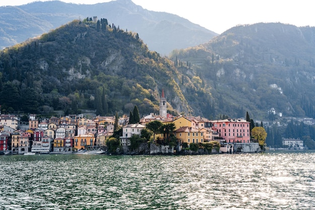 Pittoreske kust van varenna met hoge bergen op de achtergrond italië