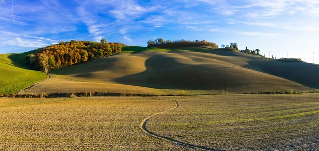 Pittoreske landelijke landschappen van toscane, senesi kreta, italië