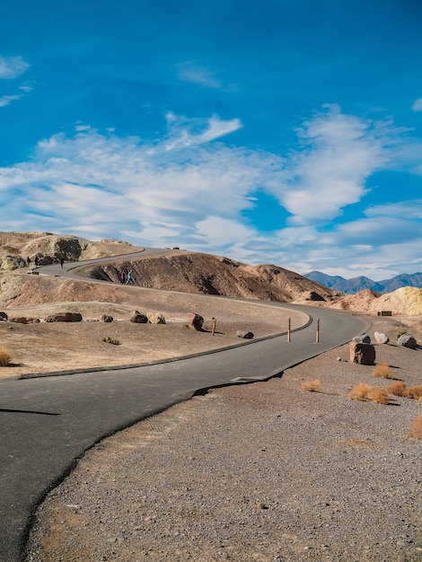 Pittoreske lege weg in de woestijn van death valley