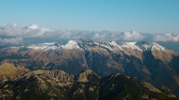 Pittoreske luchtfoto van bergketen