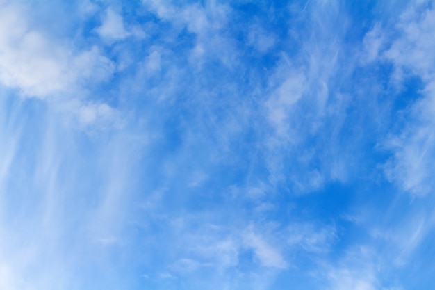 Pittoreske mooie wolken op de blauwe hemel. weer, natuur.