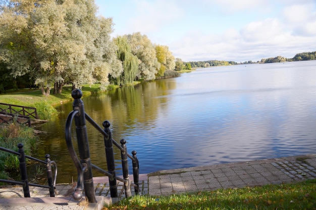 Pittoreske oever van de Grafsky-vijver bij het Nesvizh-kasteel in Wit-Rusland