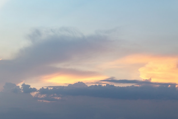 pittoreske oranje koraalwolken in de stralen van de ondergaande zon