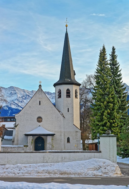 Pittoreske oude kerk in Garmisch-Partenkirchen op een heldere winterdag. Beierse Alpen, Duitsland