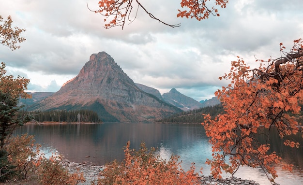 Pittoreske rotsachtige toppen van het Glacier National Park Montana USA Herfstseizoen Prachtige natuurlijke landschappen