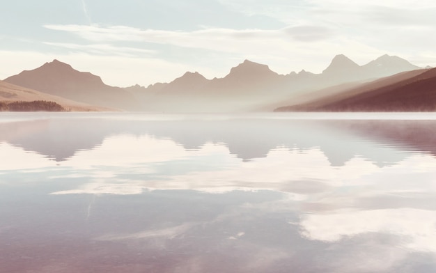 Foto pittoreske rotsachtige toppen van het glacier national park, montana, verenigde staten. prachtige natuurlijke landschappen.