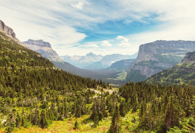 Pittoreske rotsachtige toppen van het Glacier National Park, Montana, VS.