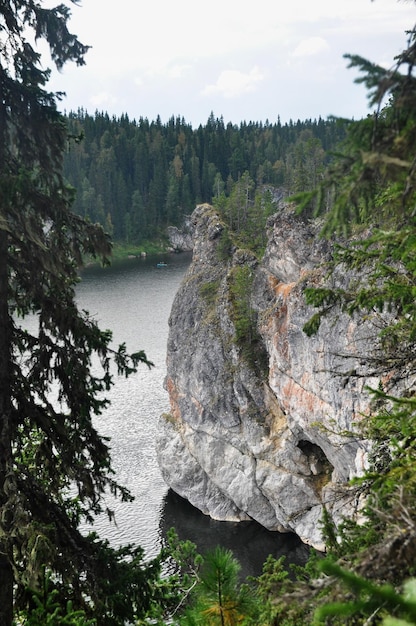 Pittoreske rotsen aan de oevers van de rivier de Shchugor