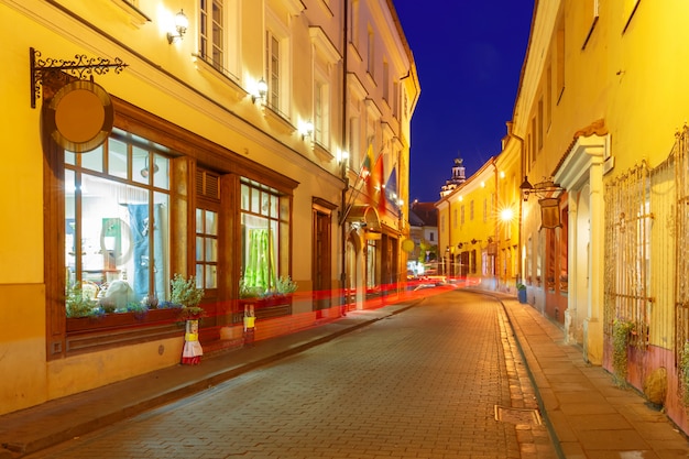 Pittoreske straat 's nachts, vilnius, litouwen