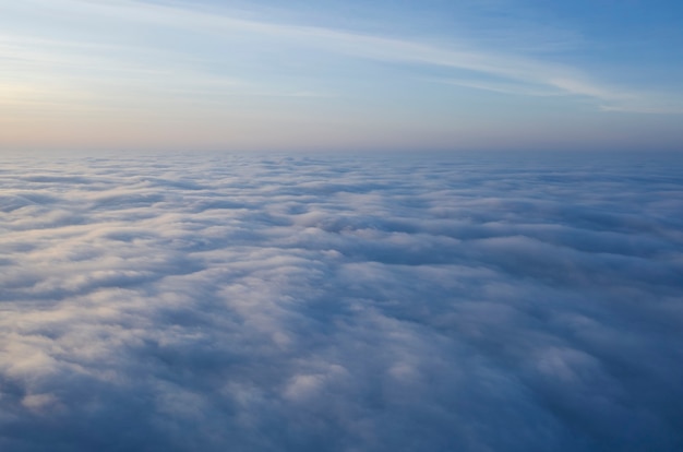 Pittoreske sunse op de wolken