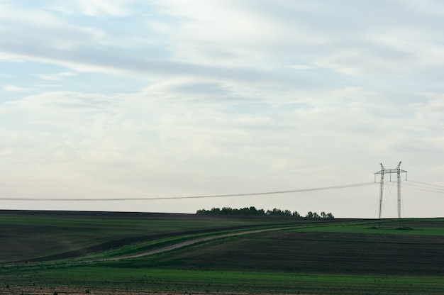 Pittoreske velden van Altai. Draden van elektrische spanning.