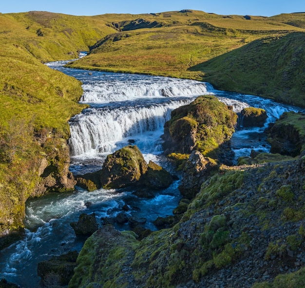 Pittoreske waterval Fosstorfufoss herfstzicht in het zuidwesten van IJsland