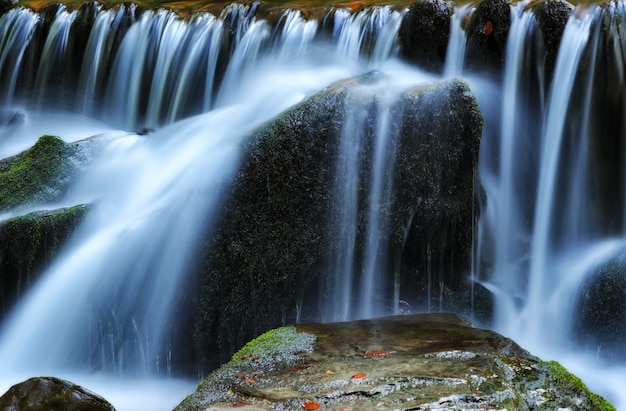 Pittoreske waterval in de herfst bos