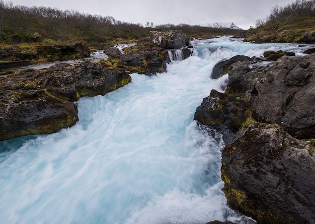 Pittoreske waterval Midfoss herfstweergave Seizoenswisselingen in de zuidelijke hooglanden van IJsland