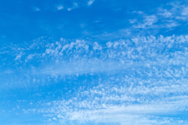 Pittoreske wolken op de blauwe hemel. Weer, natuur concept achtergrond.