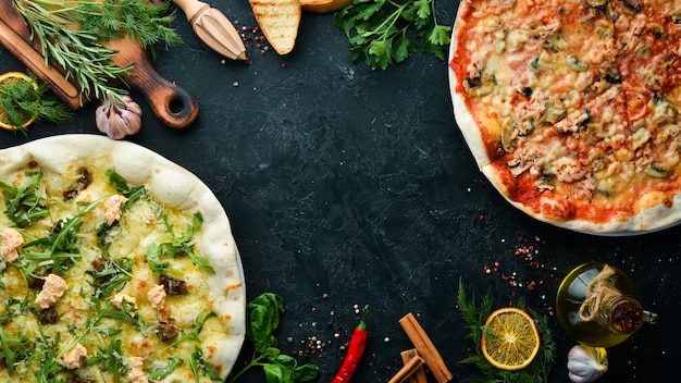 Pizza achtergrond Assortiment van pizza en ingrediënten Italiaanse traditionele keuken Bovenaanzicht Gratis kopieerruimte