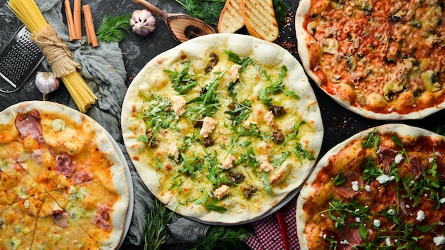 Pizza achtergrond Assortiment van pizza en ingrediënten Italiaanse traditionele keuken Bovenaanzicht Gratis kopieerruimte