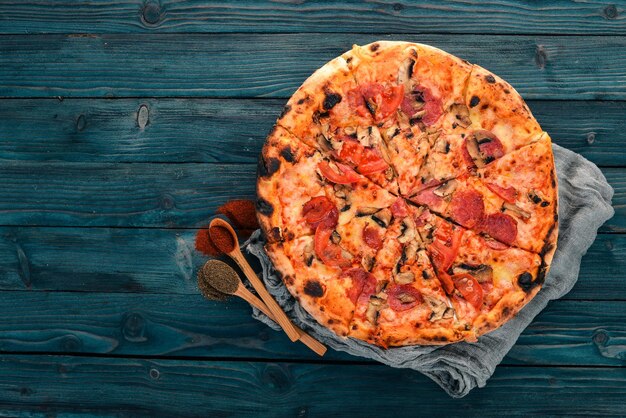 Pizza appetito Kipfilet spek paprika Bovenaanzicht Op een houten ondergrond Kopieer de ruimte